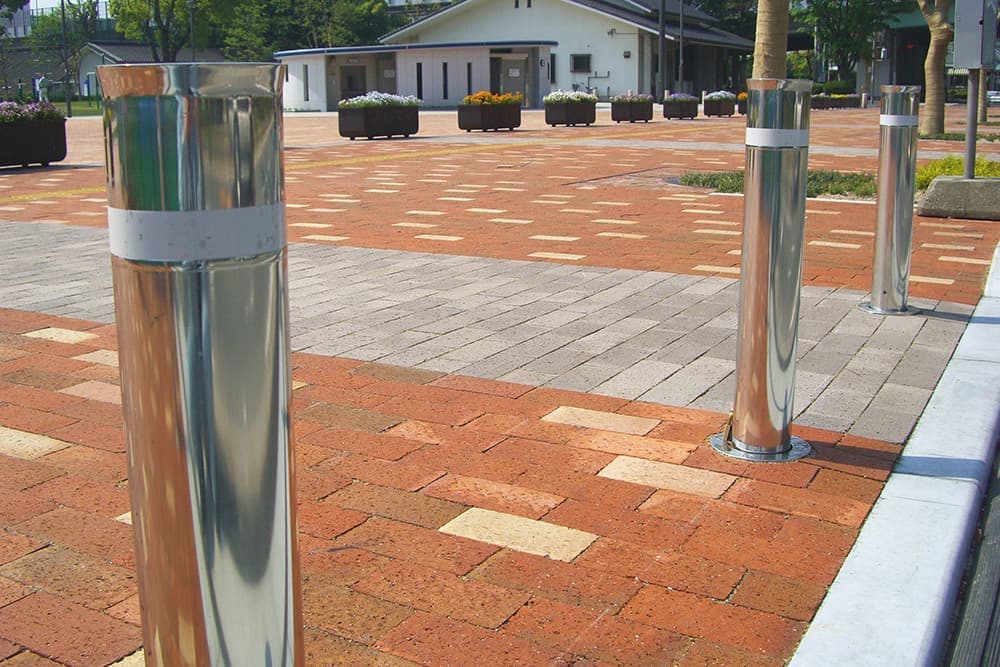 バリカー・レンガ